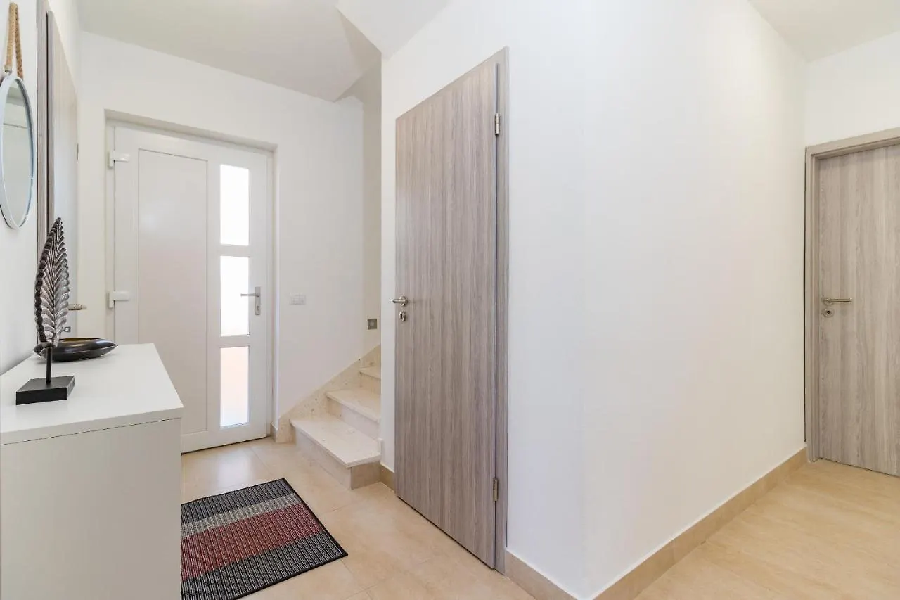 Villa Tiana Peroj 0*,