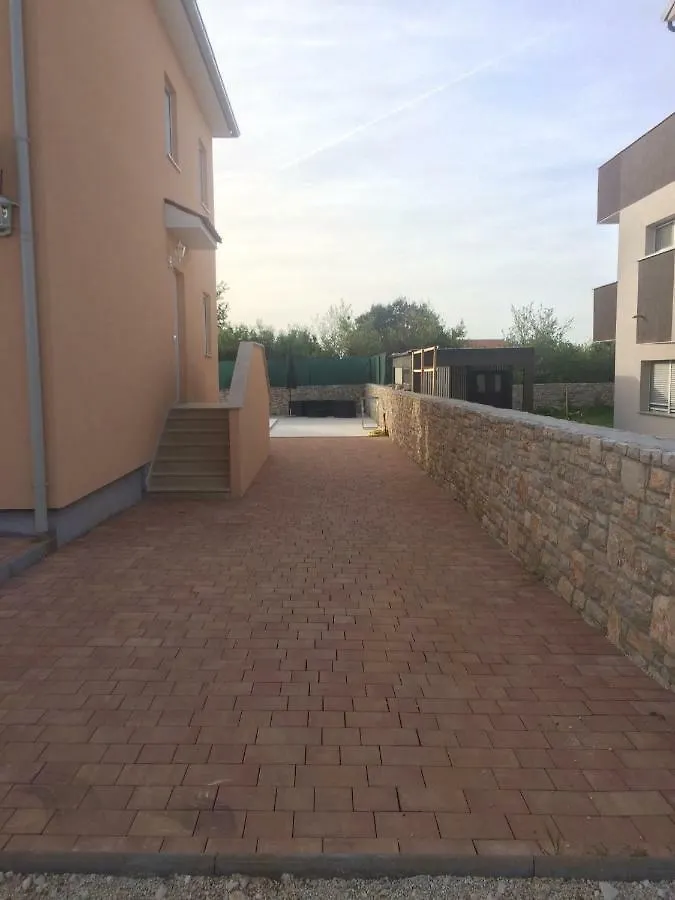 Villa Tiana Peroj 0*,