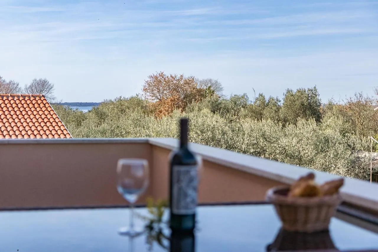 Villa Tiana Peroj 0*,